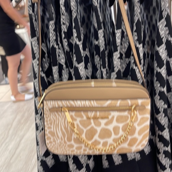 MICHAEL KORS JET SET LARGE EAST WEST ZIP POCKET CHAIN XBODY 
CAMEL
NWT - Picture 6 of 16